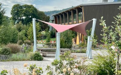 Installation de voiles d’ombrage architecturales en double courbure : étude, fabrication et pose d’un projet permanent en zone montagneuse